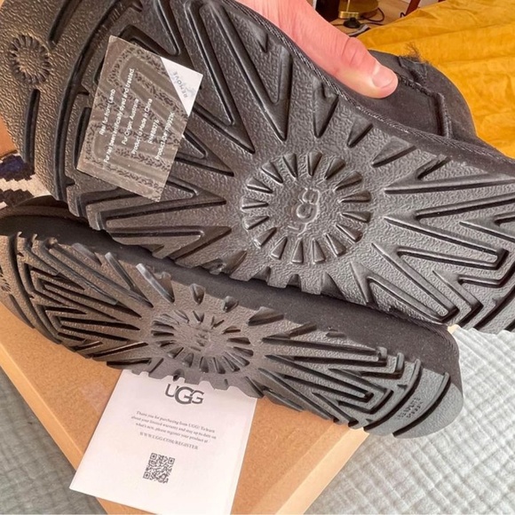 NEW 6 AUTHENTIC UGG Women's Mini Bailey Button II Boot, Black, 6 - Picture 7 of 9